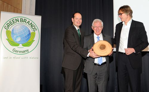 Preisübergabe an GREEN BRANDS Germany 2013 Persönlichkeit Dr. Franz Alt  Foto: GREEN BRANDS