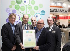RINN-Geschäftsführer Christian Rinn (2. v. r.) erhält Zertifikat von GREEN BRANDS-Chef Norbert Lux (2. v. l.)    Foto: GREEN BRANDS