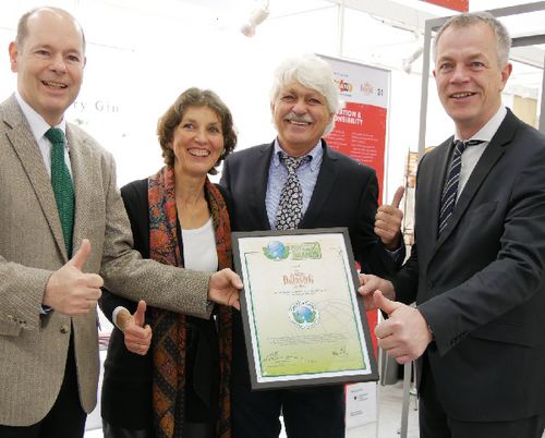 Monika und Ludger Teriete (Mitte) mit Minister Remmel (re) und Norbert Lux    Foto: GREEN BRANDS