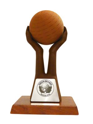 GREEN BRANDS Trophy für ökologisch nachhaltige Unternehmen und Produkte  Foto: GREEN BRANDS