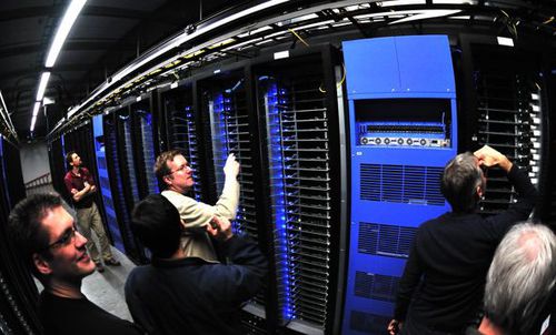 Internet frisst immer mehr Strom: Intel-Team im Facebook-Datencenter    Foto: Flickr/Intel Presse