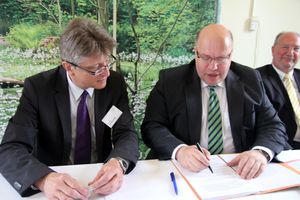 DBU-Generalsekretär Fritz Brickwedde, Peter Altmaier und BImA-Vorstand Axel Kunze unterzeichnen. Foto: DBU