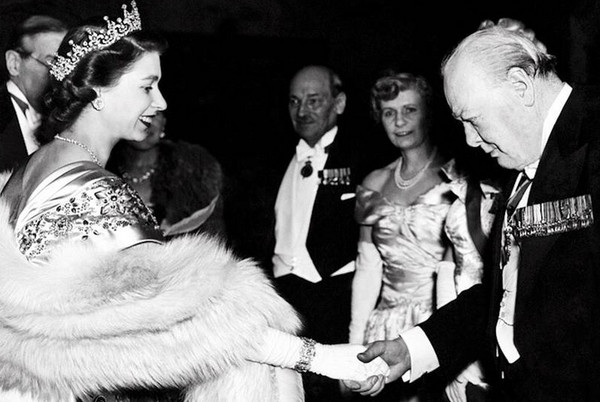Queen Elisabeth II. mit Pelz    Foto: Wikimedia CC/PublicDomain