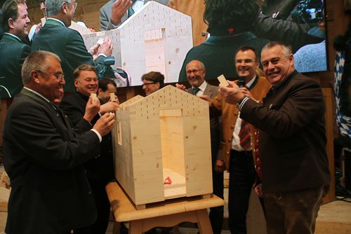 Prominenz baut Hühnerhaus Foto: proHolz BAyern